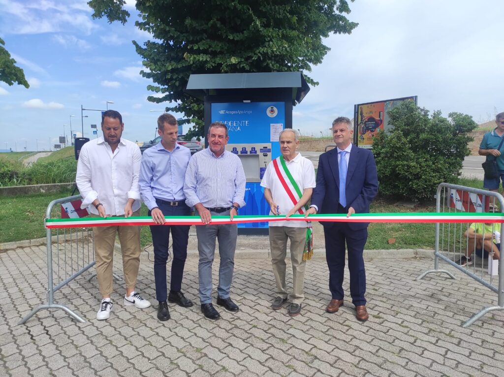 Tagli del nastro per l'inaugurazione della Casa dell'Acqua