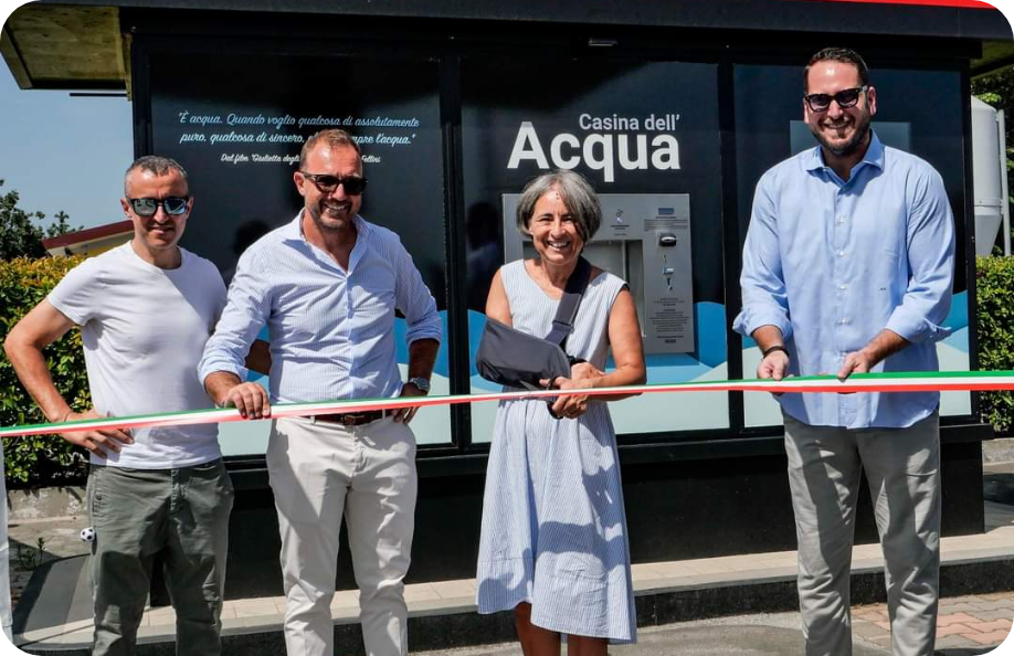 Foto di un'inaugurazione di una casa dell'acqua