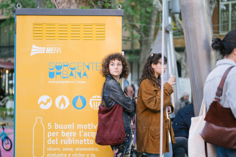 sorgente urbana hera durante una manifestazione